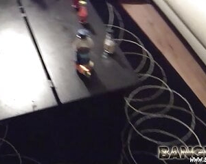 Perverser Einbrecher benutzt Party Jule 2x als Blas, Fick und Spermadeponie